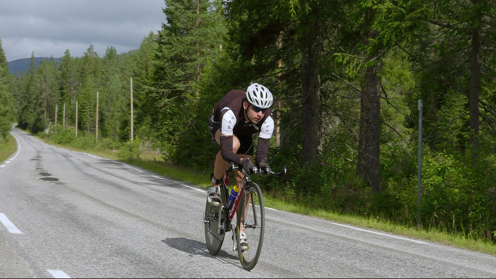 “全球极速巡游：穿越荒漠、雪山、沙滩的赛段挑战”